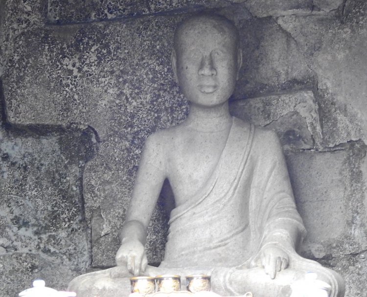Tượng Phật Hoàng Trần Nhân Tông ở tháp Huệ Quang, Yên Tử. Ảnh: Minh Cương