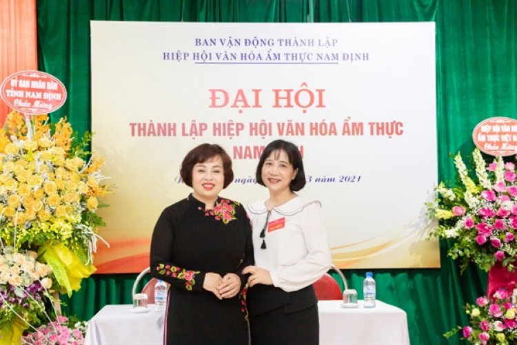 Bà Chu Thị Thu Hằng, Tổng biên tập Báo Văn hóa, Ủy viên BCH Hiệp hội Văn hóa Ẩm thực Việt Nam chúc mừng  bà  Lê Thị Thiết được bầu là Chủ tịch Hiệp hội Văn hóa Ẩm thực Nam Định