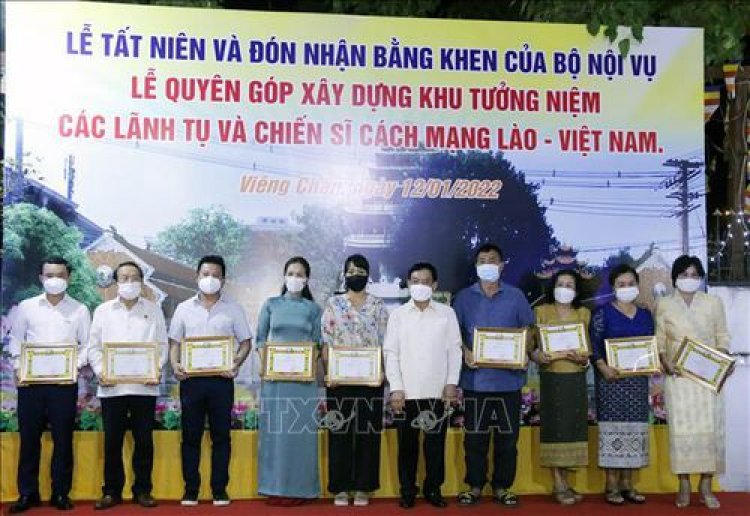 Lào tặng bằng khen cho cá nhân và tập thể người Việt tích cực hoạt động thiện nguyện