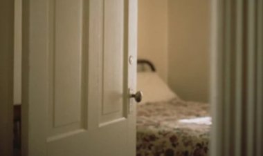 Những lý do sống còn khuyên bạn vì sao không nên mở cửa phòng khi ngủ