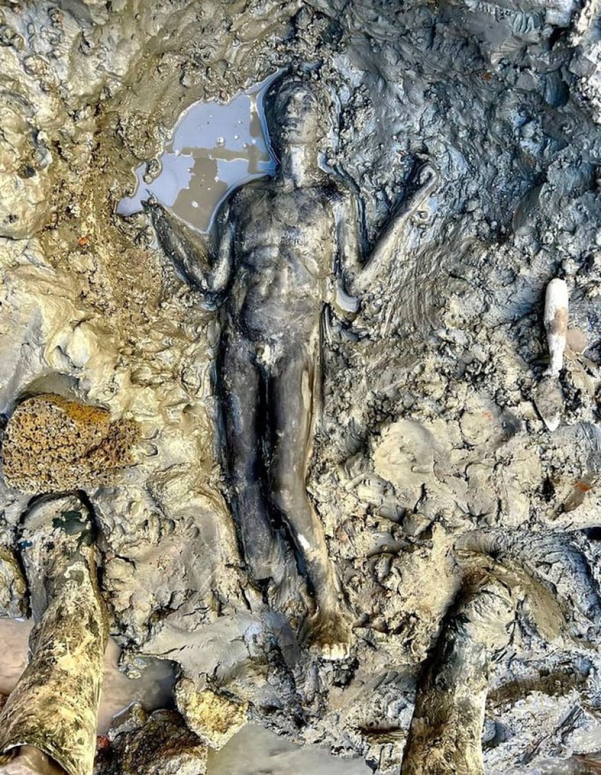 Một bức tượng đồng 2.300 năm tuổi lộ ra tại nhà tắm cổ đại ở Tuscany. Ảnh: Reuters