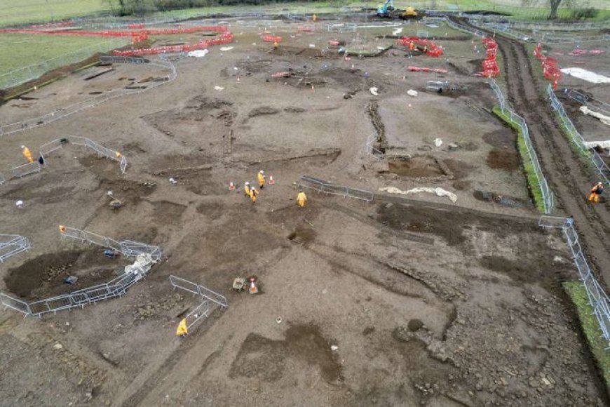 Hình ảnh chụp từ trên không của địa điểm khảo cổ mang tên Blackgrounds Roman. Ảnh: Courtesy HS2 Ltd