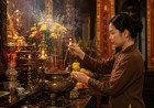 Vì sao cổ nhân khuyên không nên dâng hương bằng tay phải?